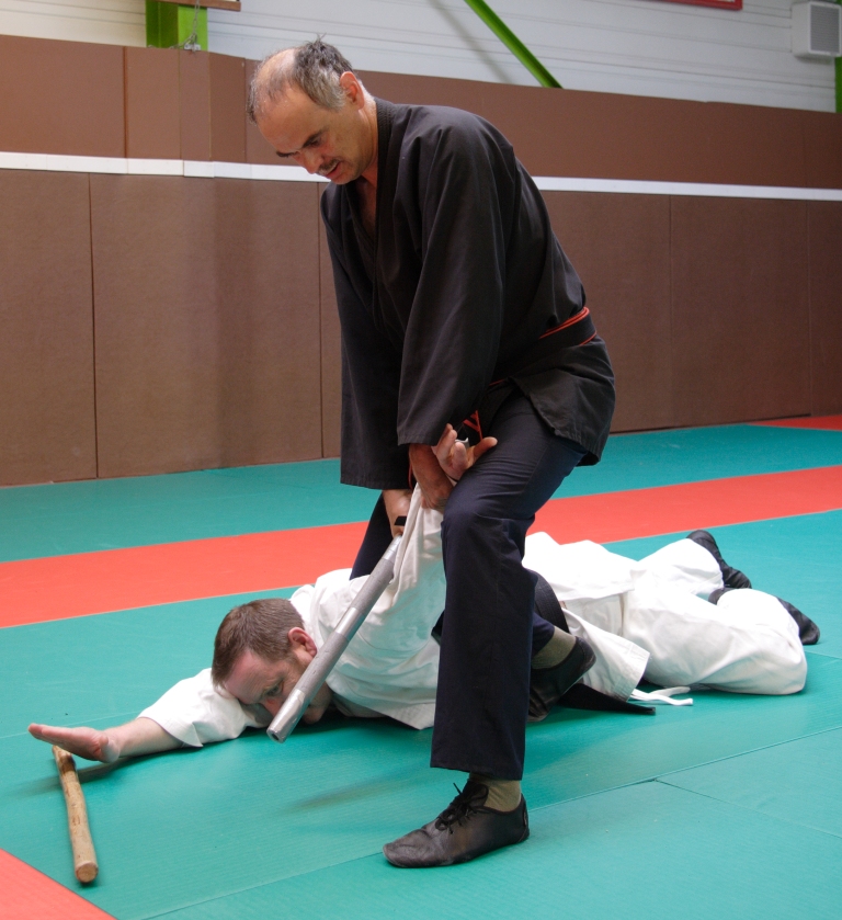 METTRE A PLAT VENTRE AVEC LA CLE SUR LE BRAS TENDU.