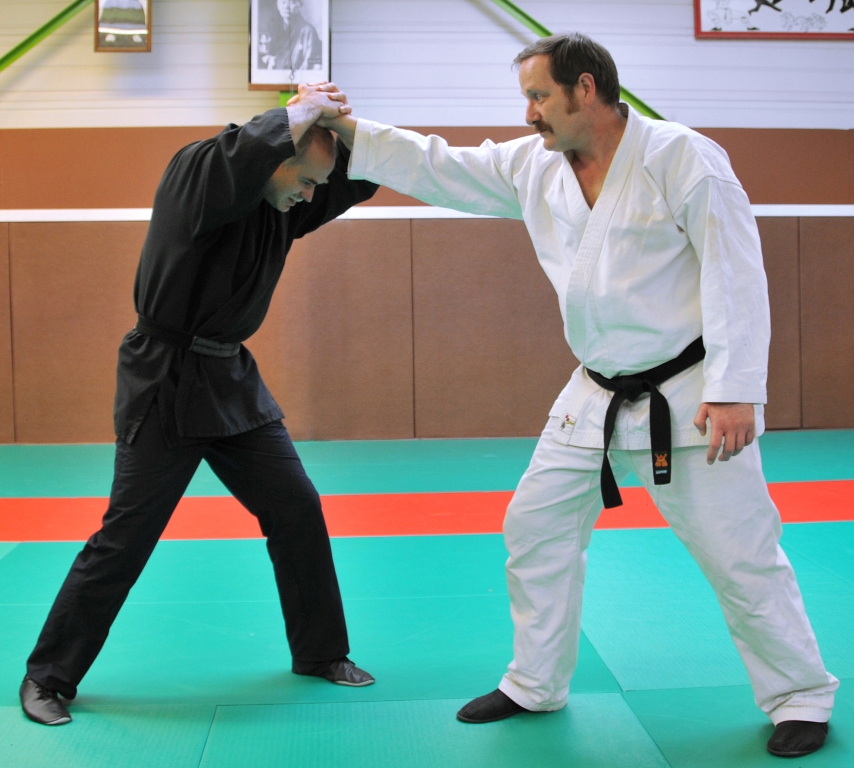 APPUYER FORTEMENT SUR LES MAINS (COUDES SERRES)