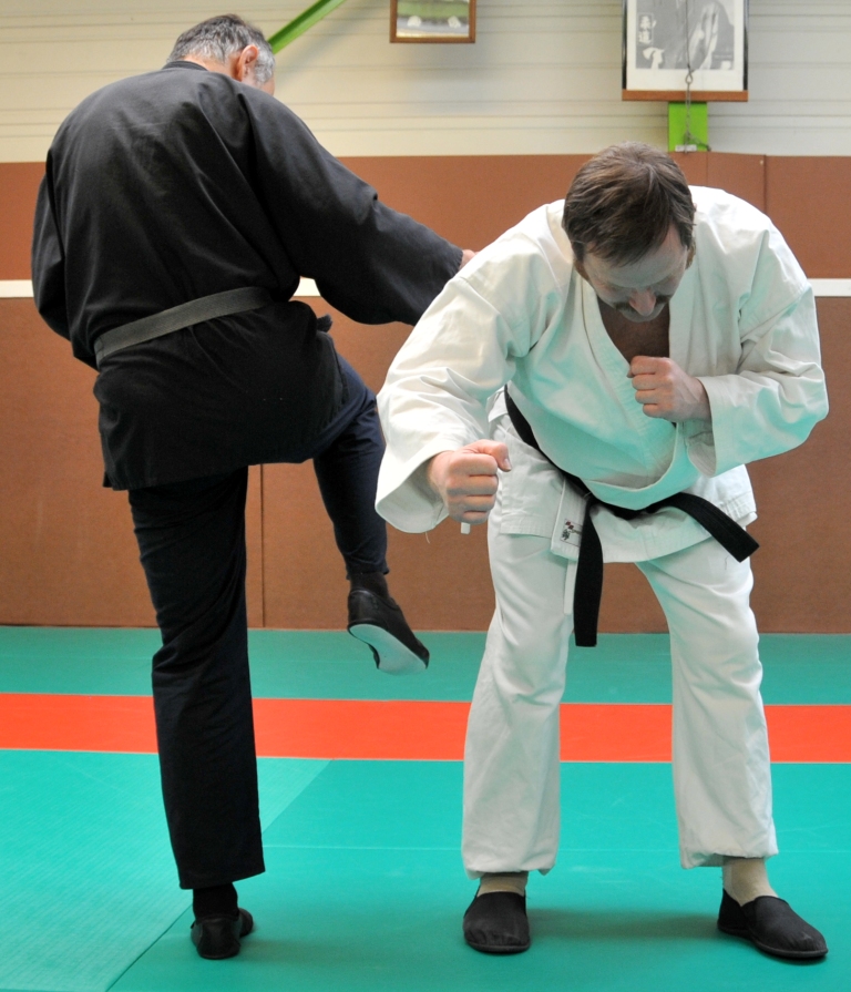 CONTINUER LA ROTATION ET ARMER LE PIED