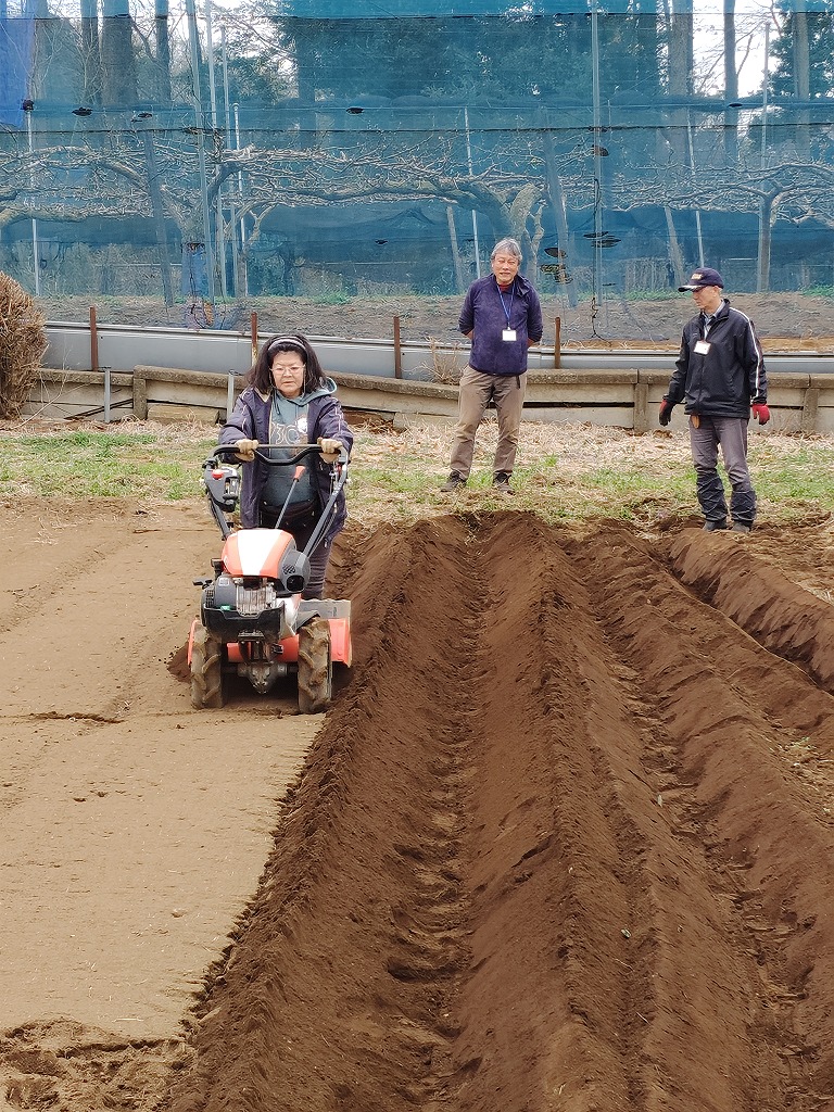〔圃場トピックス〕第4圃場で管理機の自主研修実施