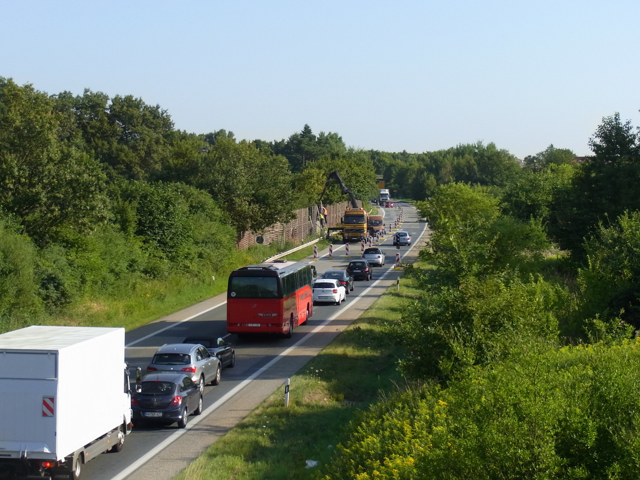 Währen der Bauarbeiten wird der Verkehr auf der K80 mit einer Bauampel geregelt