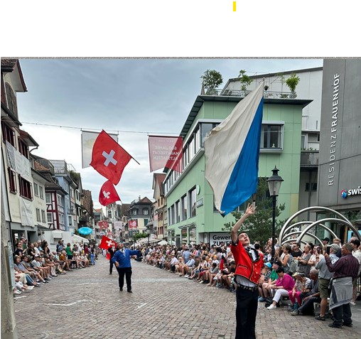 Am Umzug durch die Altstadt von Altstätten mit den Fahnenschwingern aus dem Linthgebiet