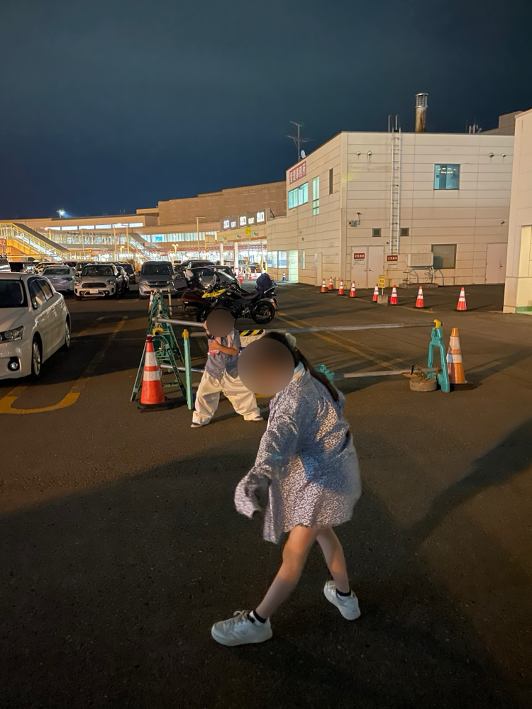駐車場の隅っこで鬼滅の刃ごっこをしてママを待つみんな