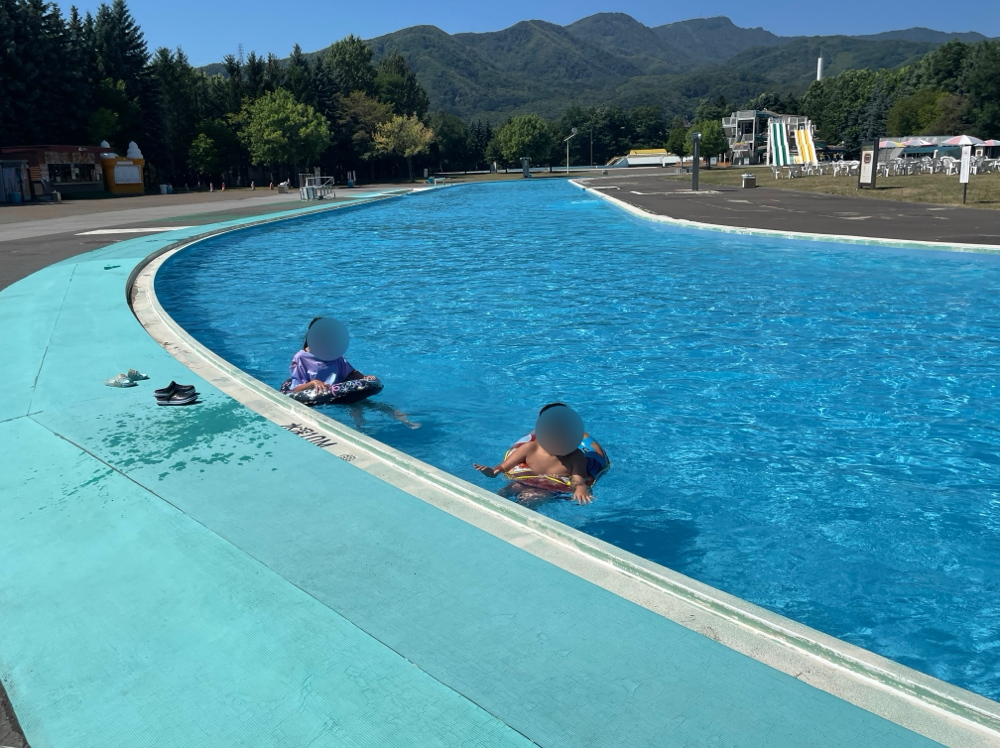 誰もいないプール。忘れられない思い出になる