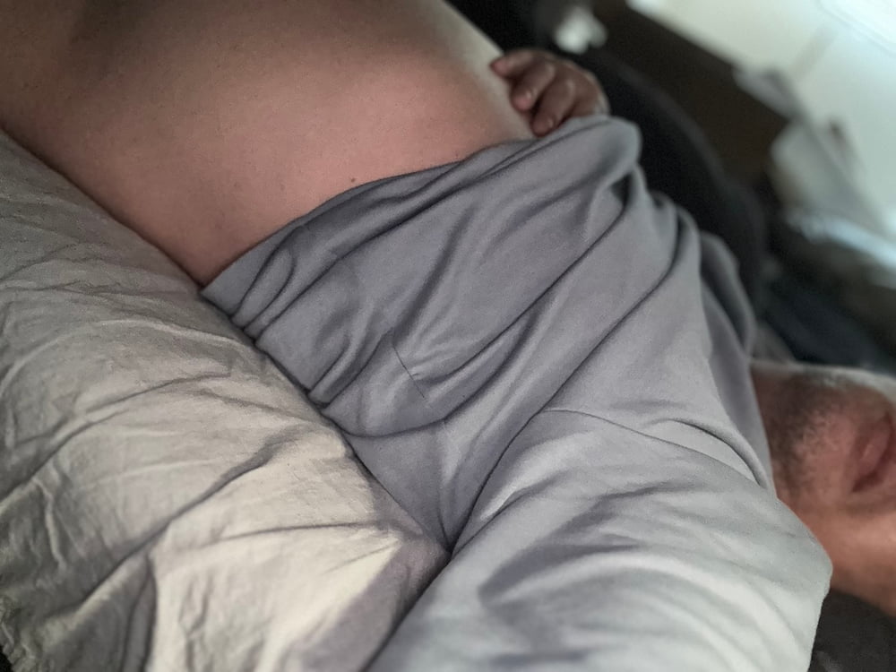 50代男性セラピストKeitaが横になりながら、やわらかい体温をそのまま受け渡すように過ごす一瞬。落ち着いた安心感と、そっと寄り添うぬくもりを感じられる距離。