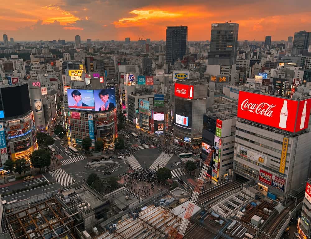 自由と孤独が交差する東京で。大人の男性が「密着マッサージ」を求める本当の理由。