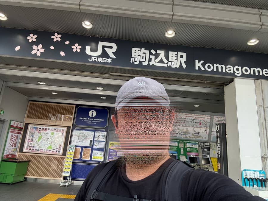 駒込の街で出張オイルマッサージに向かうセラピスト