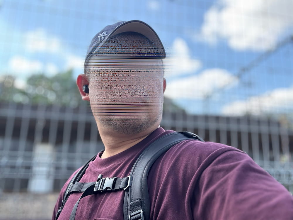 50代男性セラピストKeitaが、上野の街中で過ごす日常の一瞬。飾らず自然体のまま、落ち着いたあたたかさと親しみやすい空気感をまとっている。