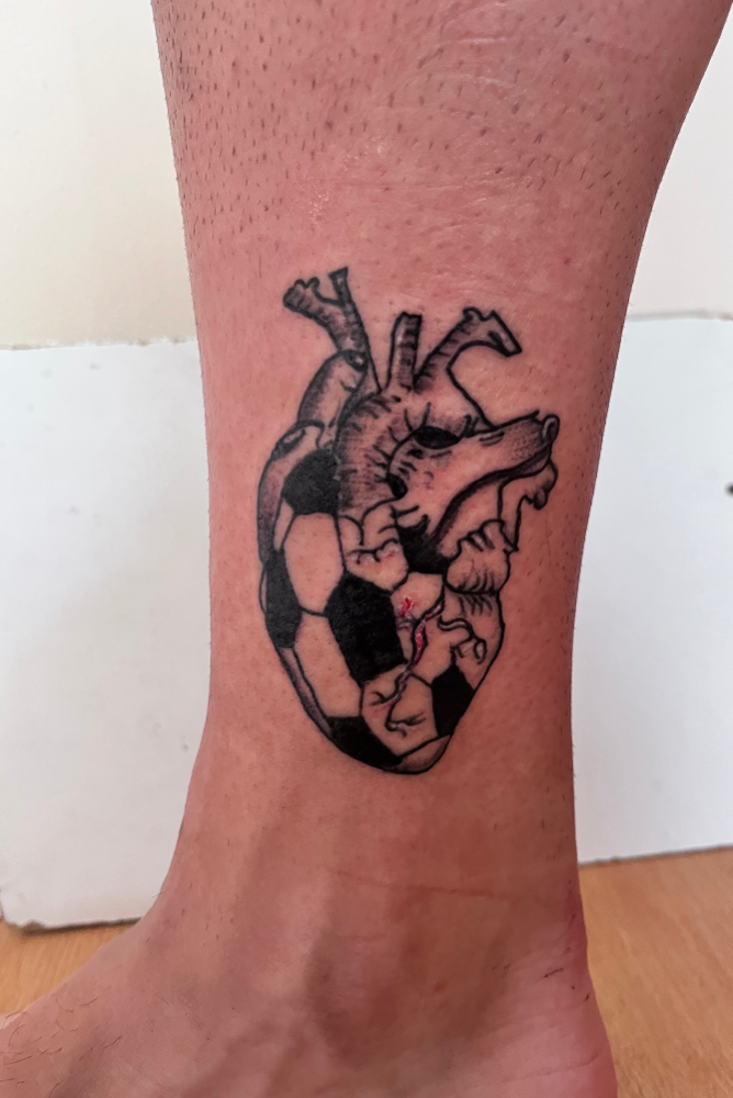 Tattoo geométrico/ Eso es llevar el fútbol en el corazón 🤟BCN  