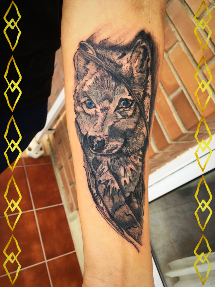 Tattoo realista Lobo geométrico 