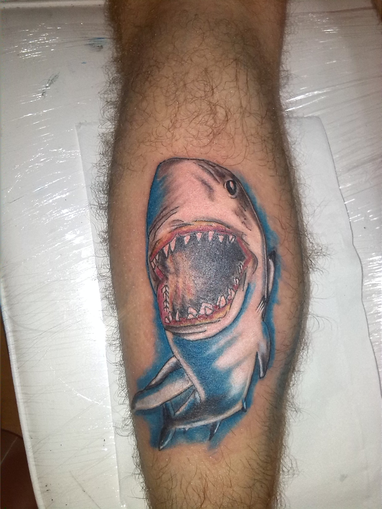 Tattoo Tiburón 🦈 realista Colors USA 🇺🇸 