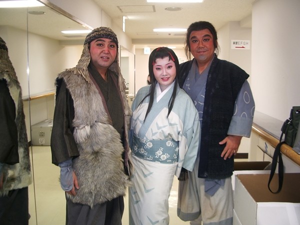 2005年11月　日生劇場　團伊玖磨《夕鶴》　左より運ずの吉川さん、臼木、与ひょうの小林さん