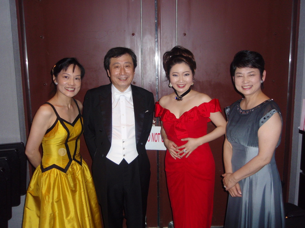 2009年12月　クリスマス・ステップコンサート　左より千住真理子さん、円光寺雅彦先生、臼木、司会の好本恵さん。