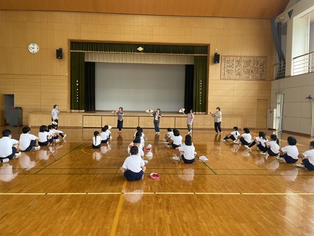 全校生徒と新山おどりの練習