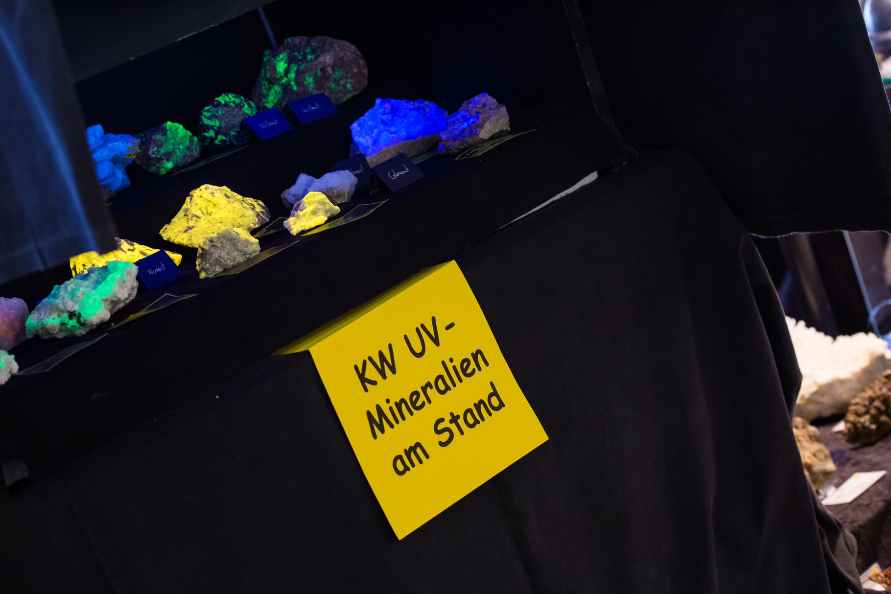 Mineralien die unter UV-Licht fluoreszieren