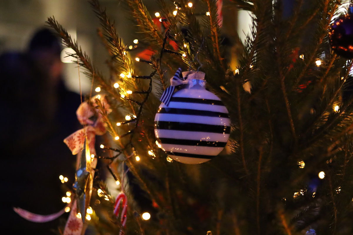 Gemeinsames Weihnachtsbaumdekorieren