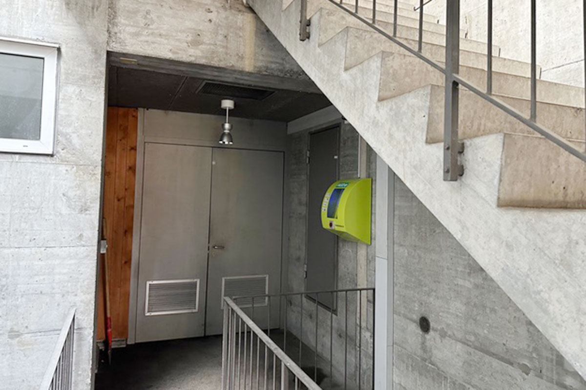 Defibrillator beim Heizungskeller