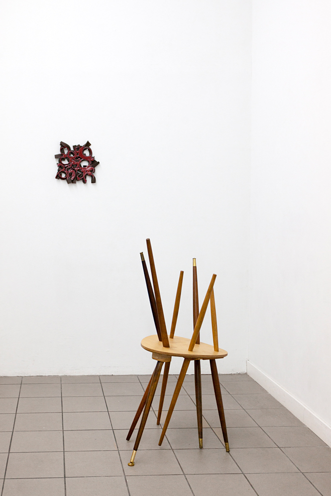 Gabriele Künne · Rosentext II, Keramik glasiert, 2016 und Cordula Prieser · ohne Titel Sperrholz, Holz, Metall, 2015