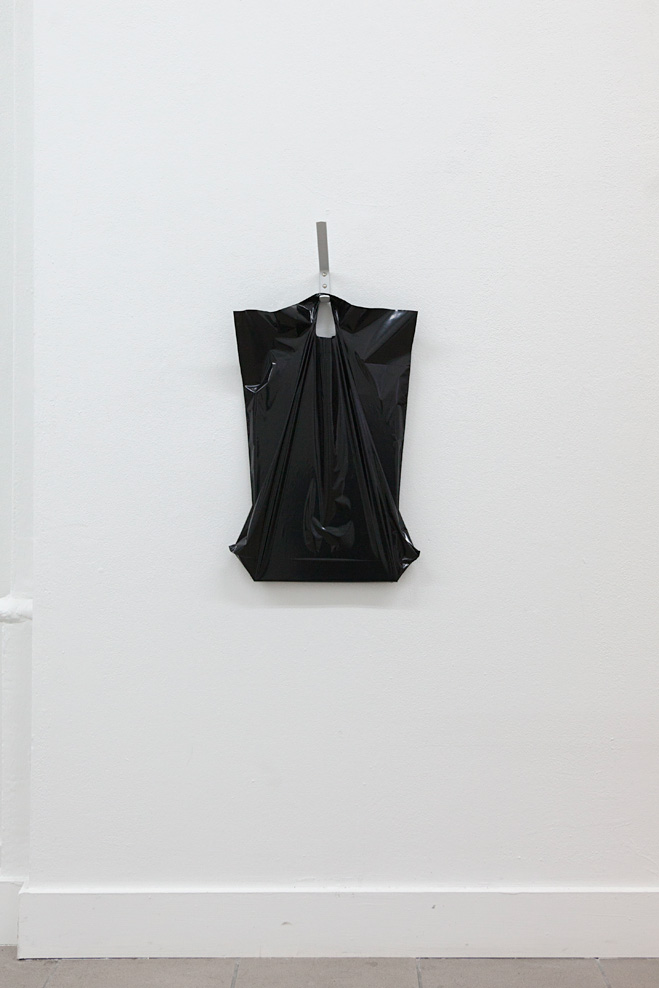 Tobias Heine „time, space and tension - Beutel #3“ Metallhaken, Plastiktüte, Inhalt, 62 x 32 x 10 cm, 2017