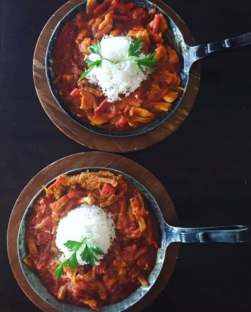 Mučkalica: Putenstreifen mit Gemüse in einer pikanten Tomatensauce und Reis