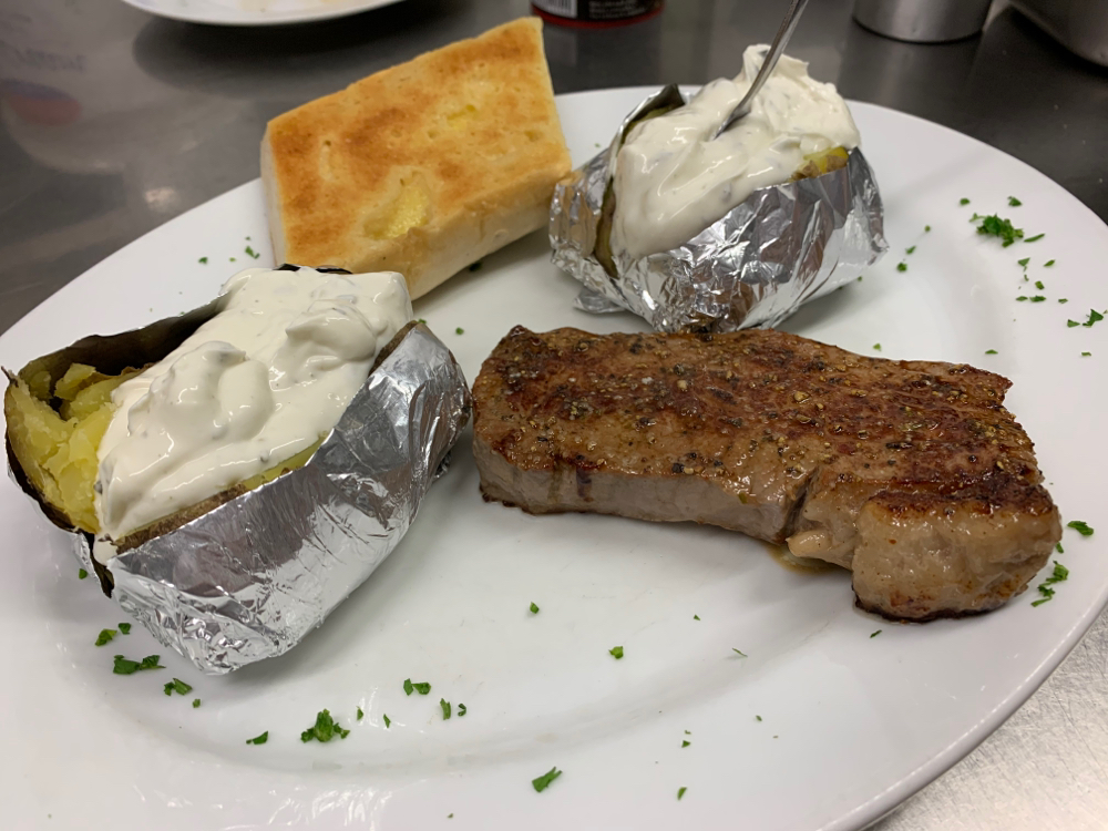 Rindersteak mit Folienkartoffel und Sour-Cream dazu ein Knoblauchbrot