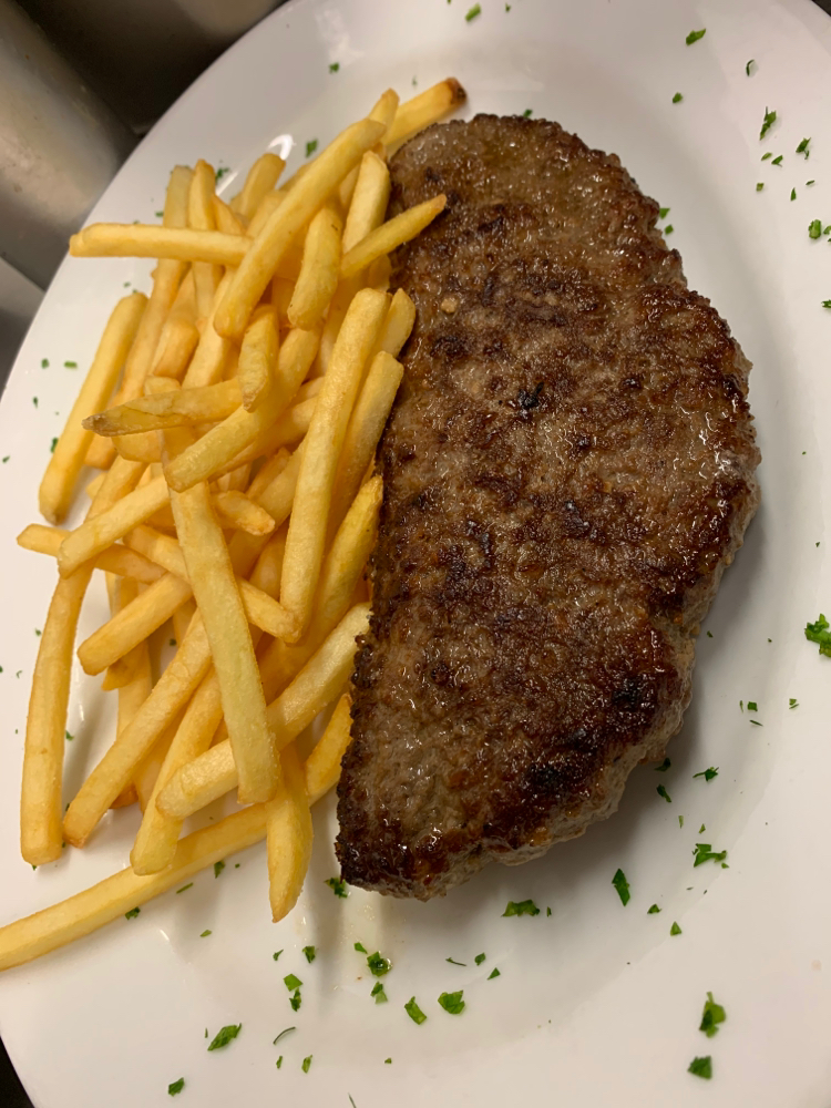 Pljeskavica: Hacksteak gefüllt mit Schafskäse und Pommes