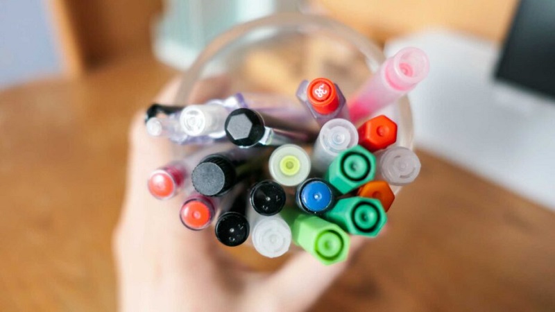 different types and colours of art markers