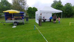 Auf dem alten Sportplatz der Gemeinde St. Wolfgang hatten wir viel Platz 