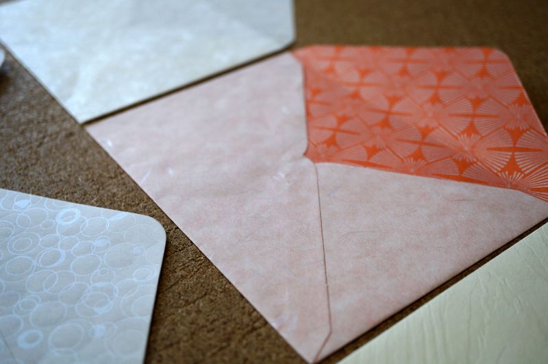 和紙の色や素材感を生かし、日本の伝統柄を入れることもできるカスタムメイド可能なはがきサイズの封筒