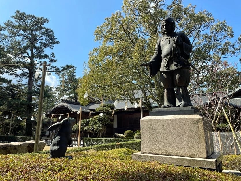 出雲大社内では因幡の白兎神話の像が立ってました