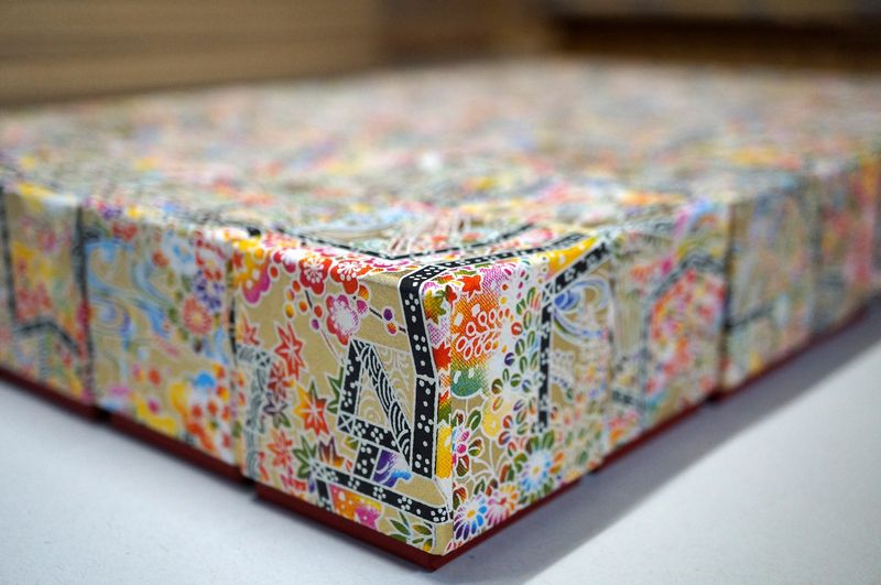 千代紙と民芸紙を使って別注で作製したかぶせ型の小さな貼り箱