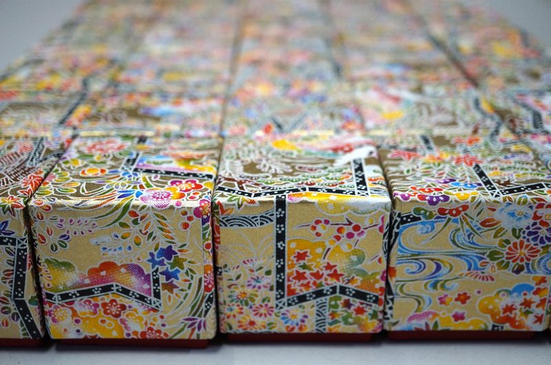 千代紙と民芸紙を使って別注で作製したかぶせ型の小さな貼り箱