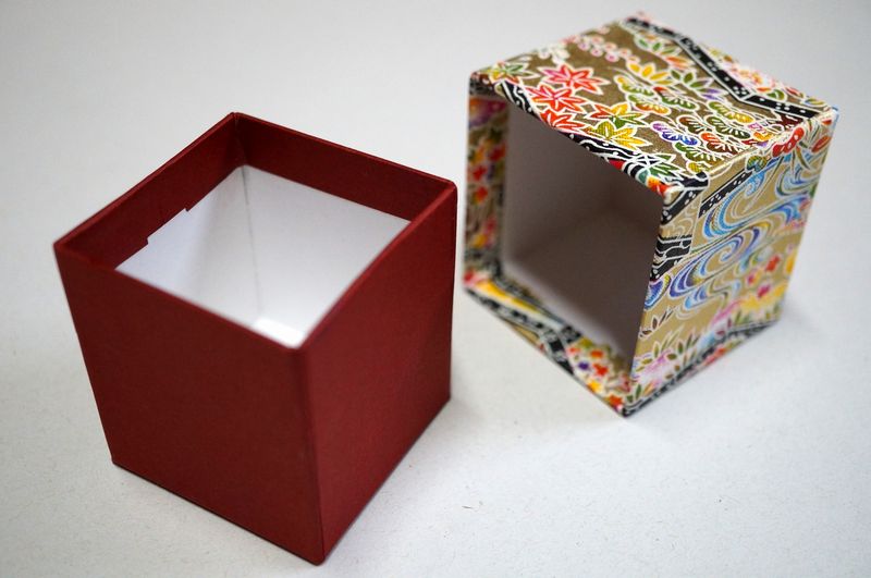 千代紙と民芸紙を使って別注で作製したかぶせ型の小さな貼り箱