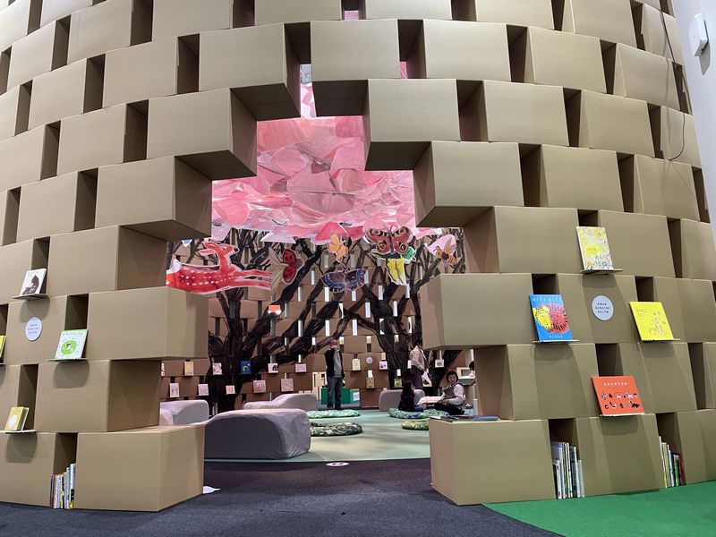 段ボールで囲われた展示空間は圧巻でした