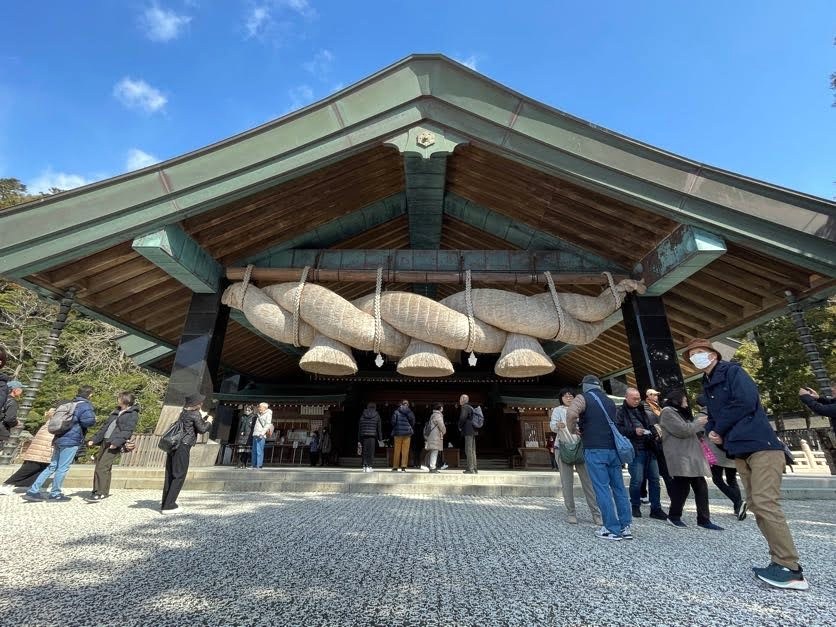 大きなしめ縄が特徴的な出雲大社の神楽殿