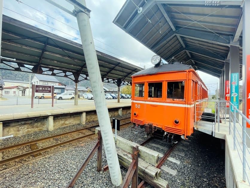 一畑電車の出雲大社前駅にはレトロな車両が展示されていました