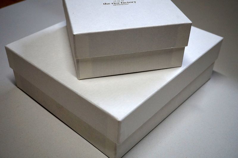 蓋身とも仙貨紙の白色を使った2種類の貼り箱