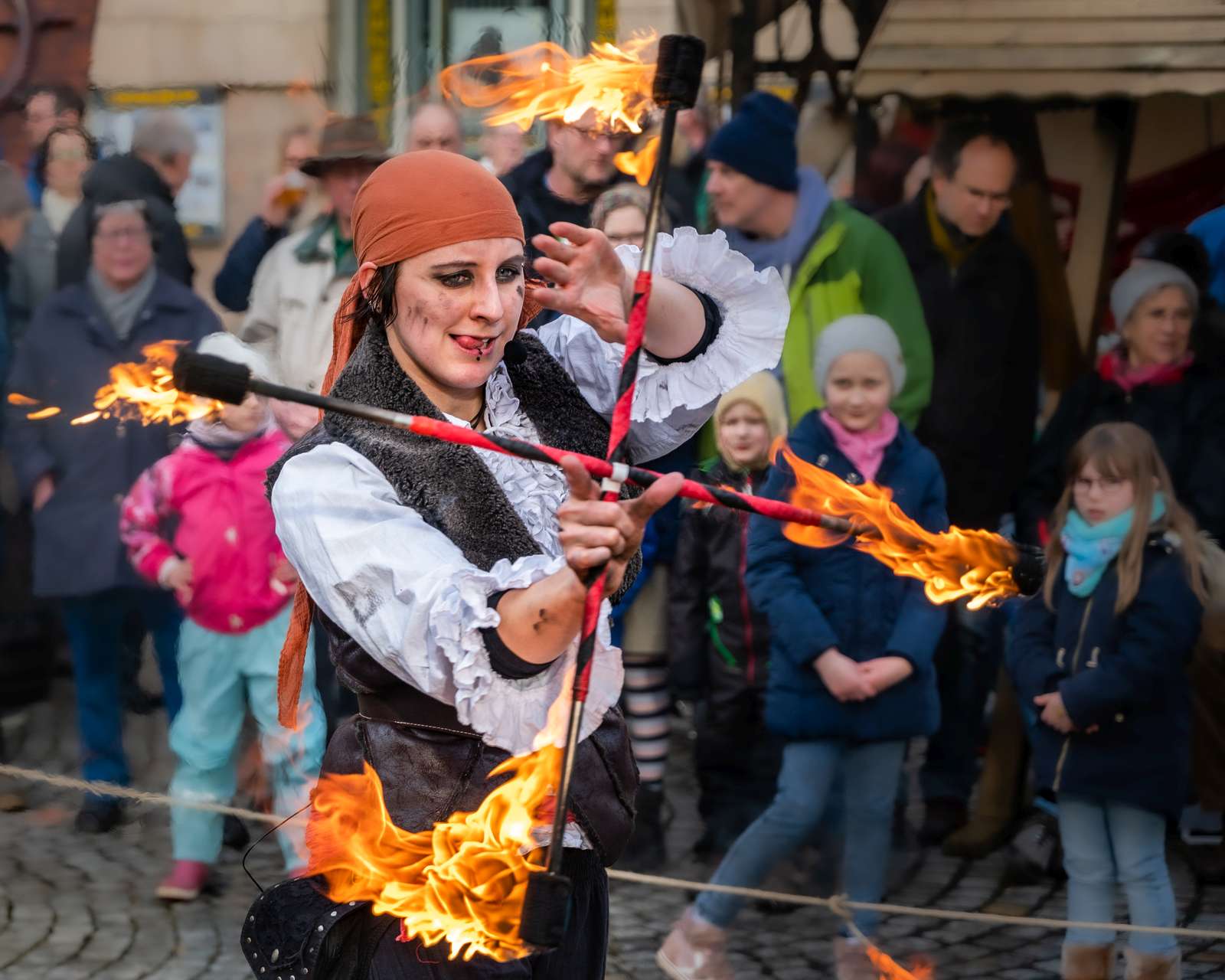 Piraten-Feuershow beim Kieler Umschlag 2020