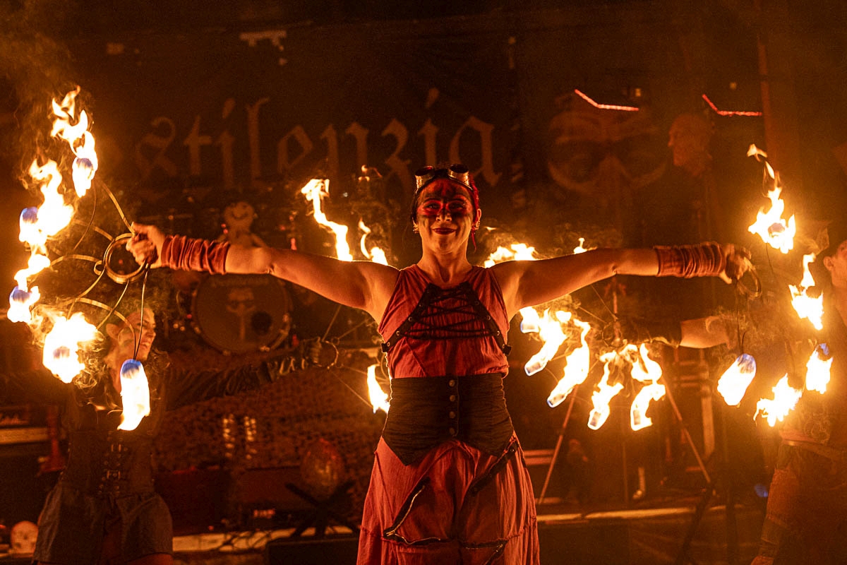 Feuerfächer mit Magierin Pearl, Foto: Matthias Irrgang 2025