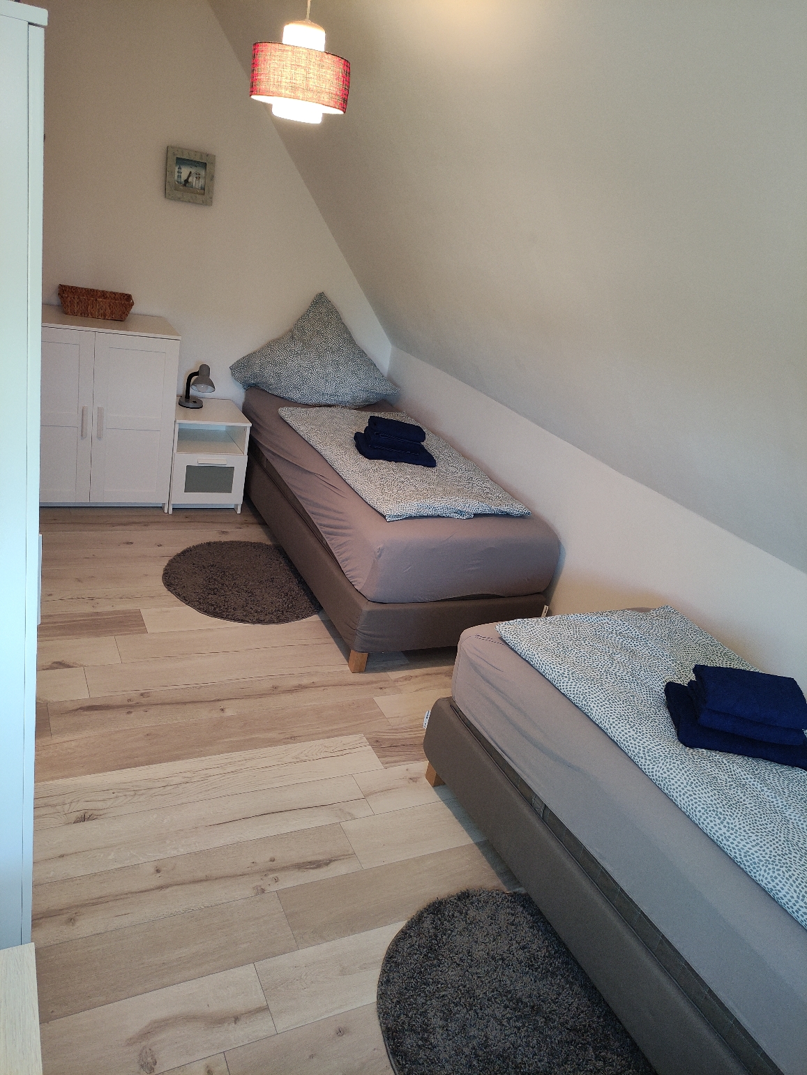 Schlafzimmer mit zwei Einzelbetten (Boxspringbett)
