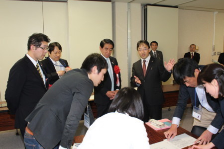 5/11 文部科学大臣が学習デザイン論を参観されました