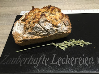 Nach dem Backen sieht das Brot so aus und es duftet wunderbar und ist knusprig und fluffig feucht innen ♥