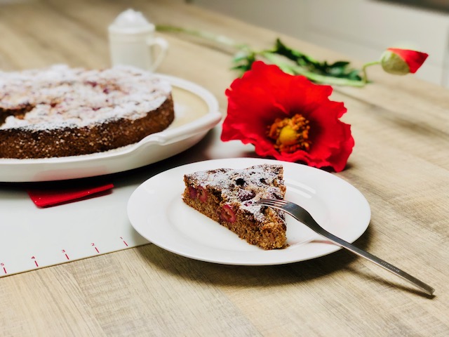 Ein Kirschkuchen gebacken auf der Platte mit der man den Kuchen auch servieren kann - die White Lady der große runde Stein von Pampered Chef®