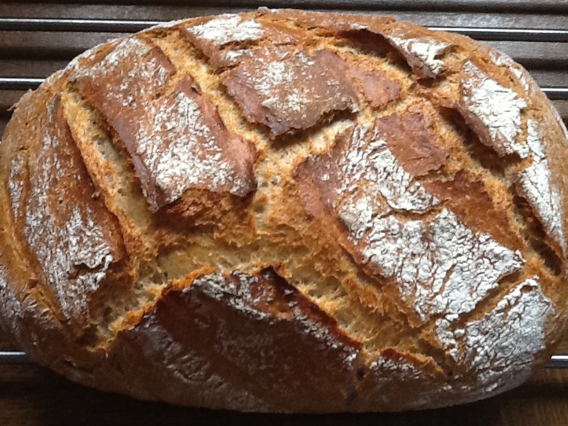 Knuspriges Kartoffelbrot das im Ofenmeister von Pampered Chef gebacken wurde. Wenn du ein knuspriges wohlschmeckendes und fluffiges Brot backen möchtest, dann solltest du das Kartoffelbrot im Ofenmeister von Pamperedchef nachbacken.