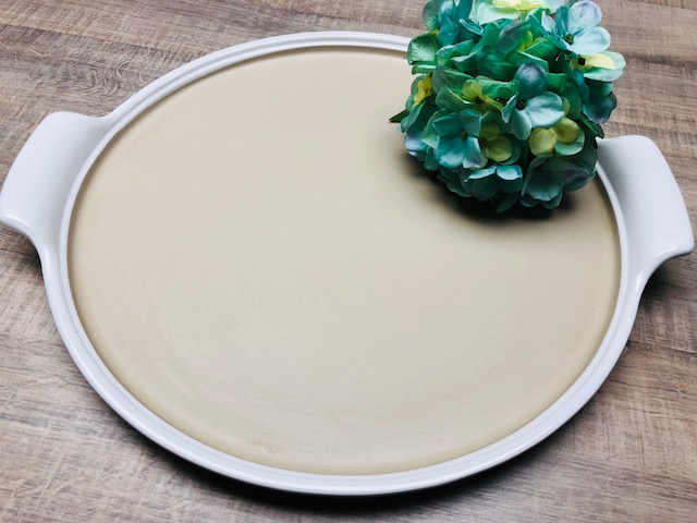 Speisen zubereiten und direkt servieren - ideal für Pizza, Tartes, Ofengemüse, Backkartoffeln u.v.m. Griffe und Rand sind weiß glasiert, die Backfläche ist unglasiert. Breite mit Griffen ca. 45 cm, ø Backfläche ca. 38 cm. 