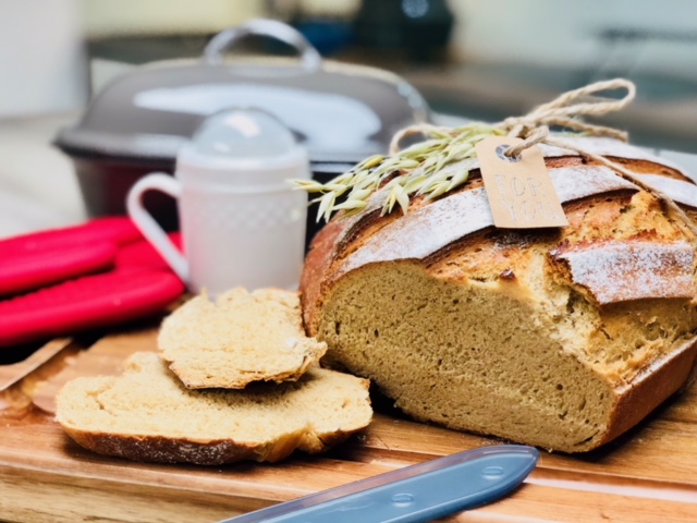 Hier siehst du mein Senfbrot das mein Mann so sehr liebt, dass ich es für Ihn ständig backen könnte. Gebacken habe ich dieses wundervolle deftige Brot in meinem Ofenmeister von Pamperedchef®