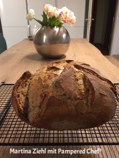 Pampered Chef großer Ofenmeister Waldstaudenroggenbrot von Martina Ziehl. Die besten Rezepte finden Sie bei Martina Ziehl mit Pampered Chef. Fachberatung mit Onlineshop