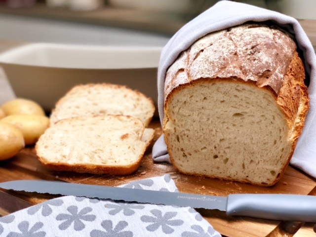 Pampered Chef® Pfälzer Kartoffelbrot aus dem Zauberkasten Mit gekochten Kartoffeln wird dieses Brot ein frisches fluffiges und knuspriges Ergebnis liefern und es wird eins deiner leckersten ein einfachsten Brotrezepte werden. Der Pampered Chef® Zauberkas