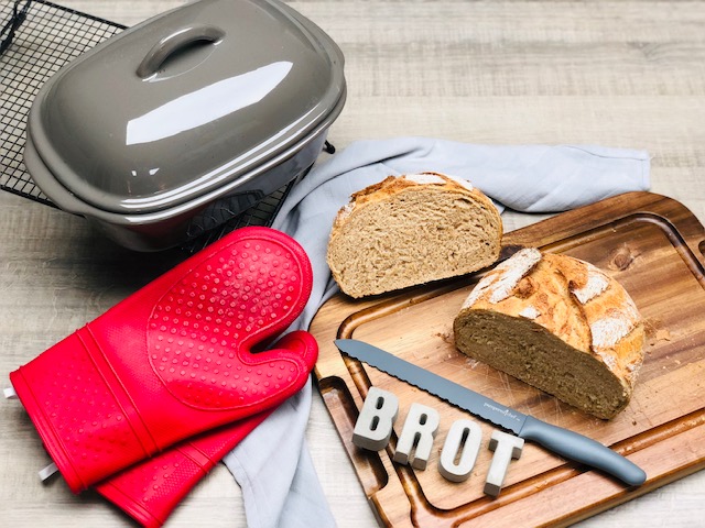 Hier siehst du ein leckeres fluffiges Steinbackofenbrot aus dem Ofenmeister von Pampered Chef. Heute habe ich dieses Buttermilchbrot in meinem Ofenmeister gebacken - ich sag nur: "Einfach Genial"