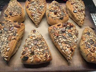 Brötchen backen auf dem Zauberstein von Pampered Chef. Leckeres Fitnessbrötchen Rezept. Knsuprige Brötchen die innen fluffig sind. 